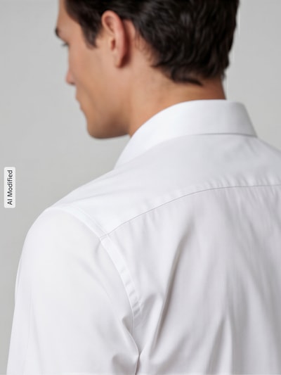 Männermodel trägt Slim Fit Business-Hemd mit Kentkragen von Jake*s, reine Baumwolle, weiße Farbe, Nahaufnahme Oberkörper Rückansicht.