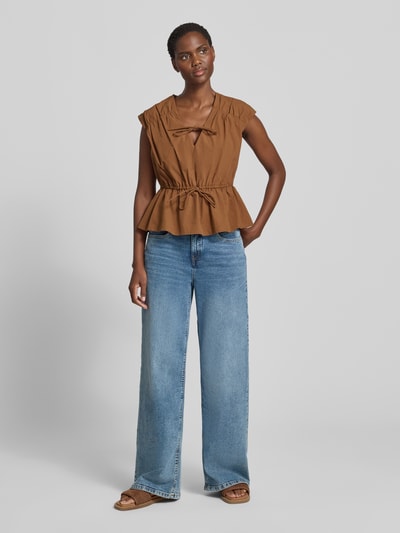 Frauenmodel trägt Blusentop mit V-Ausschnitt und Schnürung von Jake*s Casual, Reine Baumwolle, Taillierter Schnitt, Rückenlänge 54 cm, Ganzkörperansicht von vorne.
