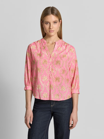 Frauenmodel trägt Regular Fit Bluse mit floralem Allover-Print von Emily Van den Bergh aus Reine Baumwolle, Tunika-Ausschnitt, 3/4-Arm, eingefasste Ärmelabschlüsse, Farbe rosa mit gelb gemustert, Rückenlänge 64 cm, Ärmellänge 45 cm, Ganzkörperansicht von vorne.