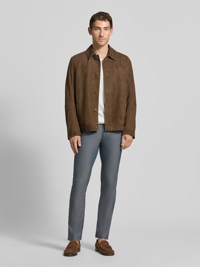 Männermodel trägt Regular Fit broek met labeldetail Model 'Lyon' van Pierre Cardin, katoenmix met stretch, fijn gestructureerd, heren, bandwijdte maat 32/32: 43 cm, binnenbeenlengte 79 cm, ganzkörperansicht van voren