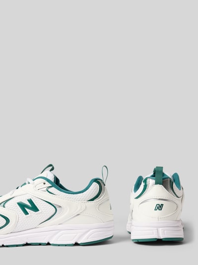 Produktfoto, Sneaker mit Logo-Detail Modell '408' von New Balance, weiß-grün, abgerundete Passform, profilierte Sohle, Damen Sneaker, 3 cm Absatzhöhe, 7 cm Schafthöhe, 8 cm Schaftweite.