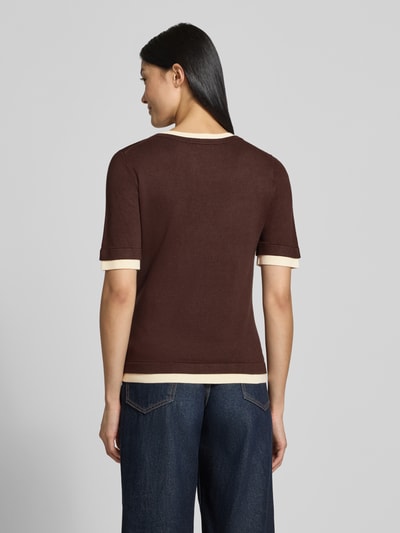 Vrouwenmodel draagt Slim Fit gebreid shirt uit viscosemix van Christian Berg Woman, bruine kleur, 2-in-1-look, ruglengte maat S 57 cm, mouwlengte maat S 29 cm, rugaanzicht.