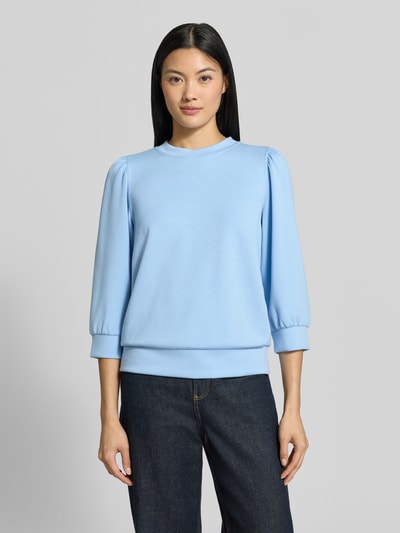 Vrouwenmodel draagt Pullover aus Modal-Mix van Rich & Royal in lichtblauw met los model, elastische boorden, 3/4-mouwen, Ganzkörperansicht van voren