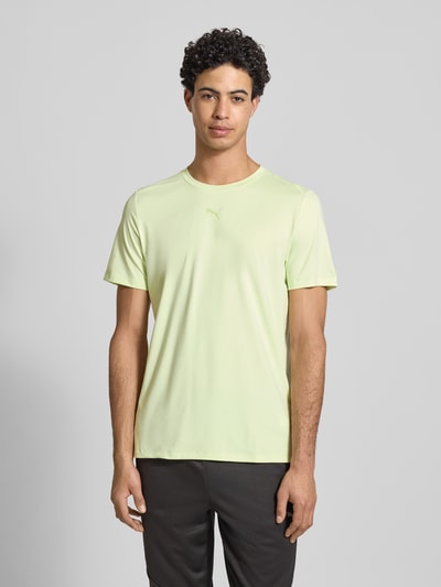 Männermodel trägt Regular Fit T-Shirt mit Logo-Print Modell 'Cloudspun' von PUMA PERFORMANCE in Hellgelb, Rundhalsausschnitt, Ganzkörperansicht von vorne. Rückenlänge bei Größe M: 65 cm.