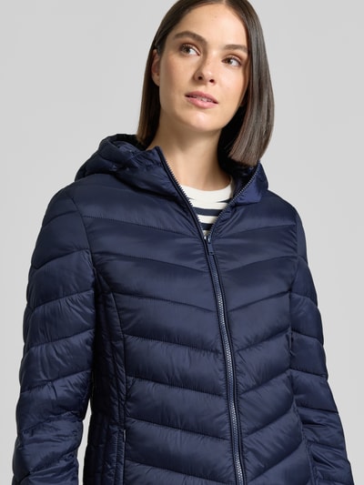 Frauenmodel trägt Regular Fit Puffer Jacket mit Reißverschlusstaschen von Jake*s Casual, jednokolorowy, kaptur, krój regular fit, długi rękaw, stepp, zamek błyskawiczny, kieszenie zapinane na zamek błyskawiczny, wykończenie materiału: steppowany, ganzkörperansicht von vorne.