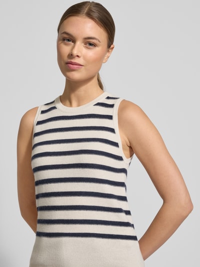 Frauenmodel trägt Pullunder aus Baumwoll-Kaschmir-Mix mit Rundhalsausschnitt von LUISA CERANO, Regular Fit, Rippenbündchen, Nahaufnahme Oberkörper.