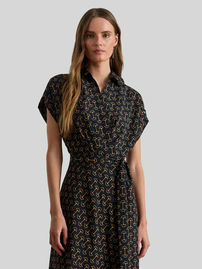 Frauenmodel trägt tailliertes Wickelkleid aus Chiffon von Lauren Ralph Lauren mit Allover-Muster, V-Ausschnitt, Nahaufnahme Oberkörper.