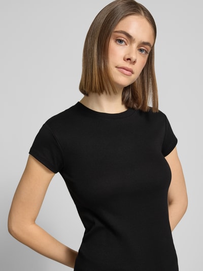 Frauenmodel trägt Damen T-Shirt mit Rundhalsausschnitt Modell 'EVERYDAY' von Topshop, Baumwoll-Mix, Slim Fit, Nahaufnahme Oberkörper.