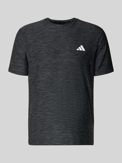 Produktfoto, T-Shirt mit Label-Print von adidas Training in Schwarz, Material-Mix mit Stretch, Regular Fit, gerippter Rundhalsausschnitt.