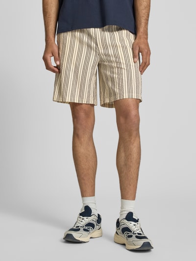 Männermodel trägt Loose Fit Shorts aus reiner Baumwolle Modell 'CRUZ' von Only & Sons, Optik: Unifarben, Seersucker, Nahaufnahme Unterkörper.