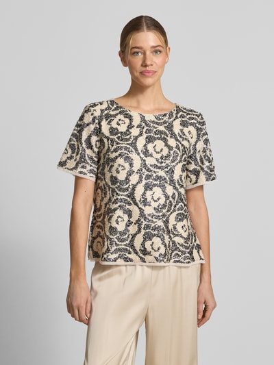 Frauenmodel trägt Blusenshirt mit Paillettenbesatz und Rundhalsausschnitt von Comma, Material-Mix mit Stretch-Anteil, Gerader-Schnitt, cremefarbene und schwarze Muster, Nahaufnahme Oberkörper.