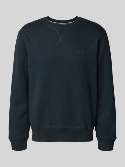 Produktfoto, Sweatshirt mit Rundhalsausschnitt und Label-Stitching van Superdry in donkerblauw katoenmix, regular fit, geribbelde boorden, ruglengte maat M 61 cm, mouwlengte maat M 64 cm.