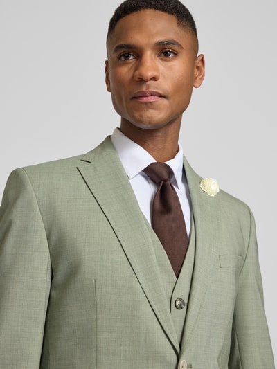 Męski model nosi Slim Fit 2-Knopf-Sakko mit Pattentaschen Modell 'Paul SV' od CG - Club of Gents, jasnozielony, drobna faktura, krój slim fit, klapy z wyłogiem, długość tyłu w rozmiarze 50: 77 cm, szerokość ramion w rozmiarze 50: 43 cm, długość rękawa w rozmiarze 50: 64 cm, zbliżenie na górną część tułowia