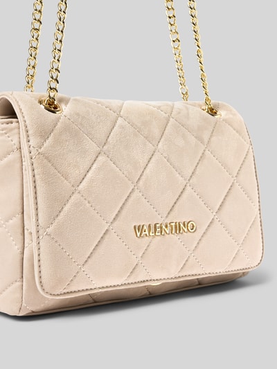 Productfoto, beige schoudertas met labeldetail van Valentino Bags, zacht suède look, doorgestikte ruitpatroon, Dames schoudertas