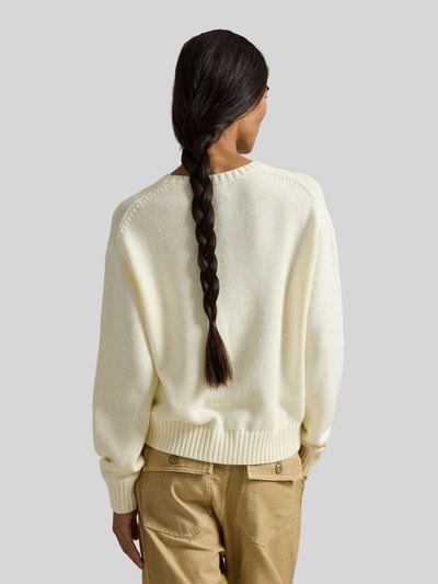Modelka prezentuje Regular Fit Strickpullover mit Polo Bear von Polo Ralph Lauren, efekt: jednolity kolor, krój regular fit, aplikacja Polo Bear, kształt kołnierza: dekolt okrągły, rękawy: długi rękaw, zakończenia: prążkowane, wykończenie materiału: dzianina, materiał: czysta bawełna; widok całej sylwetki z tyłu.