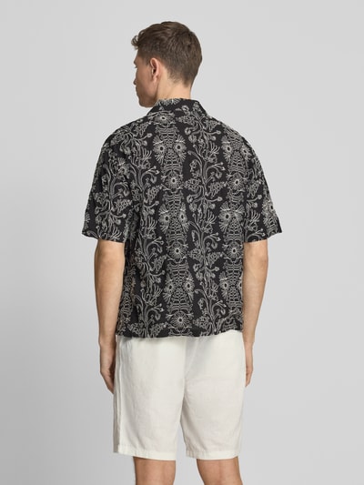 Männermodel trägt Regular Fit vrijetijdsoverhemd met all-over bloemenmotief stitching van JAKE*S STUDIO MEN in zwart en wit, puur katoen, reverskraag, met korte mouwen en knoopsluiting, ruglengte maat M 74 cm, schouderbreedte 54 cm, mouwlengte 26 cm, Ganzkörperansicht Rückansicht.