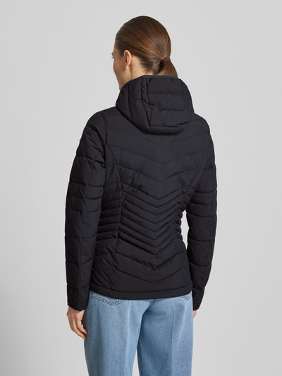 Vrouwenmodel draagt Slim Fit Jacke in stiksels van G.I.G.A. DX, zwart, afneembare capuchon, logodetail, ritssluiting, steekzakken, ruglengte maat 36 60 cm, schouderbreedte 45 cm, borstwijdte 46 cm, mouwlengte 64 cm, geheel van achteren