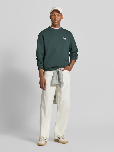 Männermodel trägt Regular Fit Jeans im 5-Pocket-Design Modell 'Carpenter' von Les Deux aus Reine Baumwolle, Ganzkörperansicht von vorne.