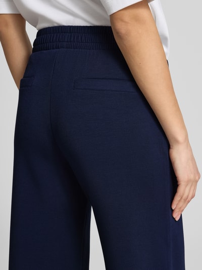 Vrouwenmodel draagt Culotte met elastische band van Christian Berg Woman, materiaalmix met modal, wide leg, deelnaden, detailopname rug.