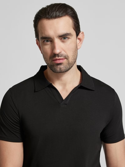 Männermodel trägt Slim Fit Poloshirt mit V-Ausschnitt von Lindbergh, Baumwoll-Elasthan-Mix, Polokragen, Nahaufnahme Oberkörper.