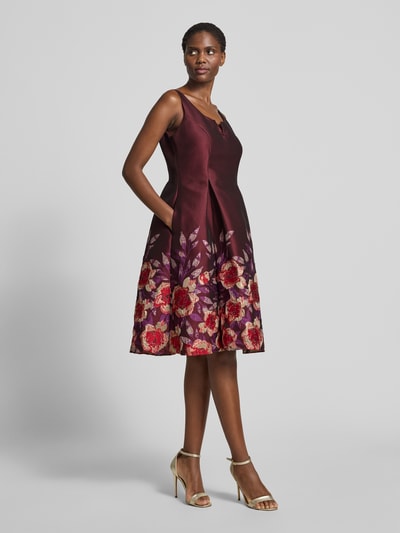 Adrianna Papell Knielange cocktailjurk met V-hals Bordeaux - 1