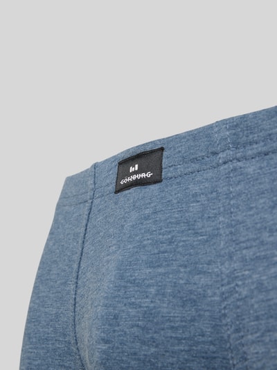Männermodel trägt Boxershorts mit Label-Detail im 3er-Pack von Götzburg Wäsche, Baumwoll-Elasthan-Mix, Körpernaher-Schnitt, elastischer Bund, Detailaufnahme.