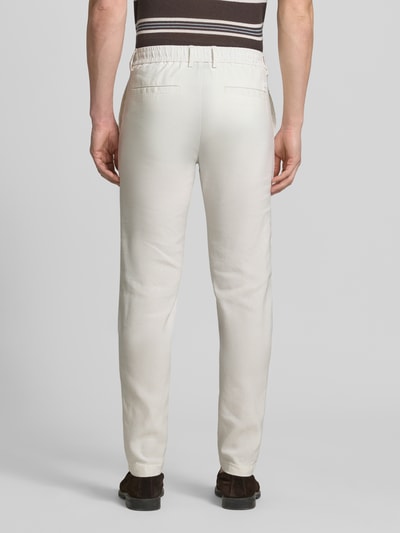 Männermodel trägt Modern Fit Straight Leg Hose aus Leinen-Mix Modell 'KANE1' von BOSS, Optik: Unifarben, Regular-Fit, Ganzkörperansicht Rückansicht