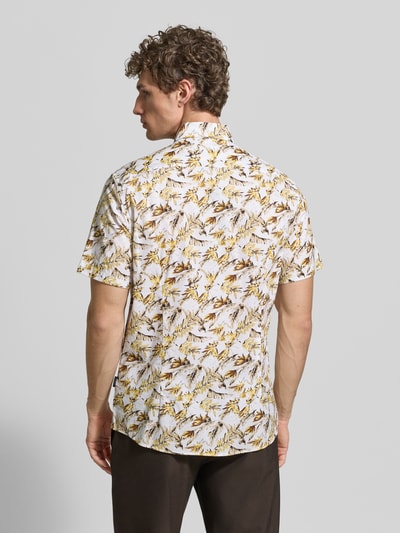 Männermodel trägt Regular Fit Freizeithemd mit Button-Down-Kragen von bugatti, Herren, Reine Baumwolle, Allover-Look, Ganzkörperansicht Rückansicht.