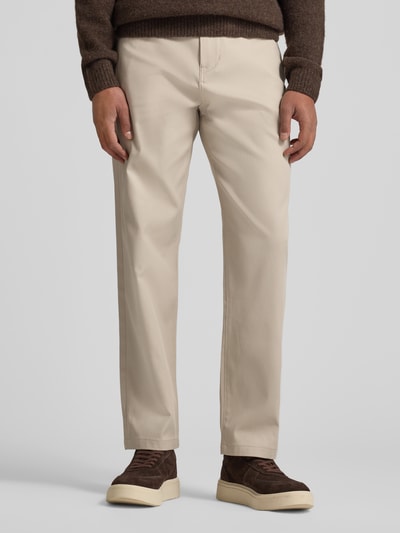 Männermodel trägt Tapered Chino mit Kordelzug Modell 'CHINO ST-P' von BOSS Orange, Optik: Unifarben, Baumwoll-Mix, Ganzkörperansicht von vorne.