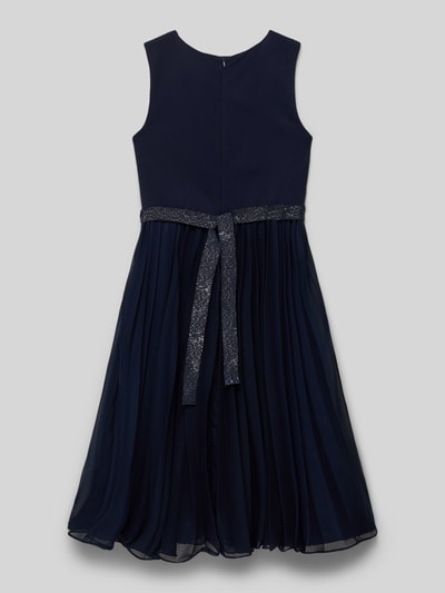 Produktfoto, Regular Fit Kleid mit blickdichtem Unterrock von DANAMADE, dunkelblau, Taillenband, Rundhalsausschnitt, ärmelloses Design, Rückenlänge 89 cm bei Größe 140, plissierter Rock, glatte Textur.