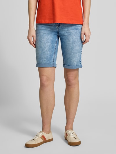 Frauenmodel trägt Regular Fit Shorts mit Viskose-Anteil Modell 'Parissa' von ZABAIONE in Denim-Optik mit 5-Pocket-Design, Ganzkörperansicht von vorne. Elastischer Baumwoll-Mix, Bundweite ca. 37 cm, Innenbeinlänge ca. 31 cm.