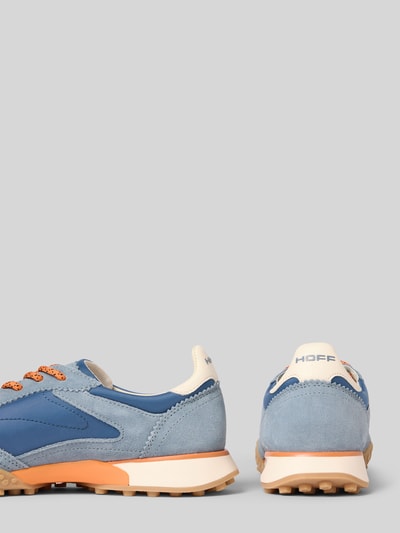 Produktfoto, Sneaker aus Leder-Mix mit Logo-Detail Modell 'Bridge' von HOFF in Blau mit orangefarbenen Akzenten, abgerundete Passform, Absatzhöhe 2 cm, Schafthöhe 8 cm, Schaftweite 8 cm, neutrale Oberfläche auf hellem Hintergrund.