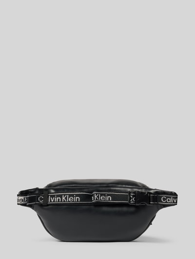 Produktfoto, schwarze Umhängetasche mit Logo-Prägung Modell 'BOLD LOGO WEBBING WAISTBA' von CK Calvin Klein, Herren, glatte Textur