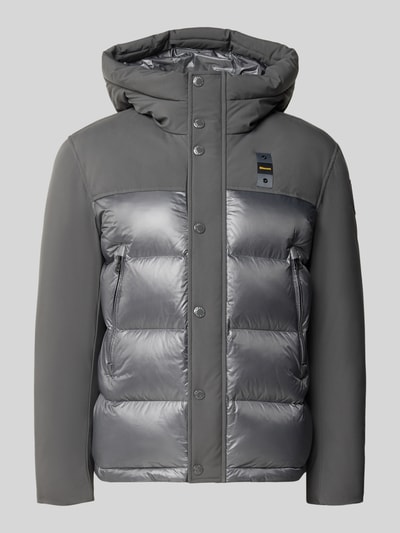 Produktfoto, Steppjacke mit Reißverschlusstaschen Modell 'BROOK' von Blauer USA in Grau, Kapuze, krój regular fit, label-detail, Szerokość w rozmiarze M: 57 cm, Długość tyłu w rozmiarze M: 68 cm, szerokość ramion w rozmiarze M: 48 cm, długość rękawa w rozmiarze M: 65 cm