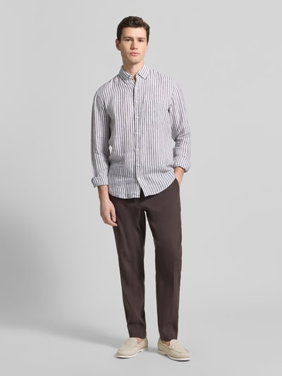 Männermodel trägt Modern Fit Freizeithemd aus reinen Leinen Modell 'Daniel' von Brax, gestreift, Knopfleiste, Button-Down-Kragen, Ganzkörperansicht von vorne.