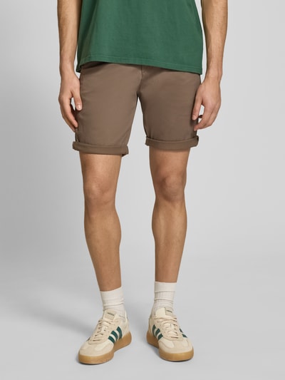 Männermodel trägt Regular Fit Shorts mit Eingrifftaschen Modell 'BOWIE' von Jack & Jones aus Baumwoll-Elasthan-Mix in Braun, Ganzkörperansicht von vorne. Kontext: Herren Shorts, Umschlag, Bundweite bei Größe M 43 cm, Innenbeinlänge 26 cm.