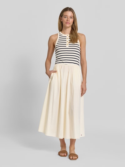 Frauenmodel trägt A-Linie Freizeitkleid aus reiner Baumwolle von Tommy Hilfiger in Creme mit Streifenmuster, Ganzkörperansicht von vorne.