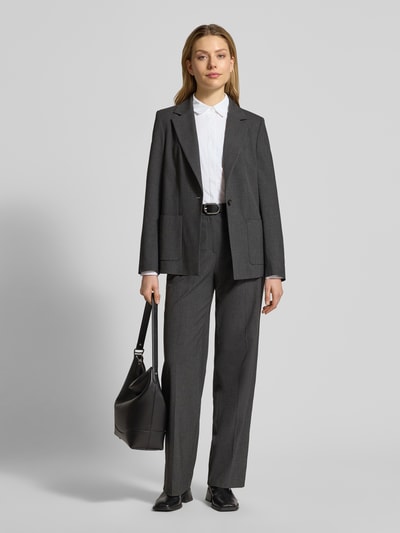 Frauenmodel trägt Hemdbluse mit Knopfleiste Modell 'NETTI' von Soyaconcept, biały, krój slim fit, bawełna, kołnierzyk koszulowy, damska, Ganzkörperansicht von vorne.