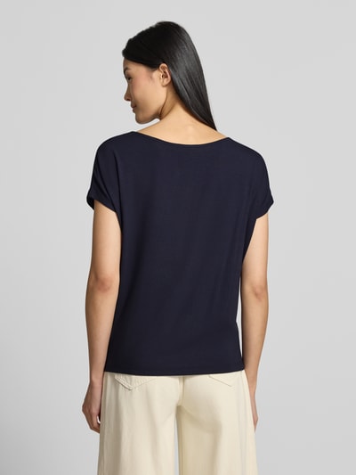Kobiece modelka nosi t-shirt z oversize'owym ramieniem od s.Oliver RED LABEL w kolorze granatowym, widok całej sylwetki z tyłu