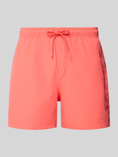 Produktfoto, Badehose mit Label-Print Modell 'MAUI WAVE' von Jack & Jones in kräftigem Korallton, elastischer Bund, Regular-Fit, glatte Textur