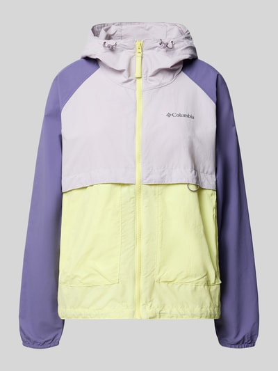Produktfoto, Windbreaker mit Rückenbelüftungssystem und Kapuze von COLUMBIA in Flieder, Gelb und Violett mit Logo-Print, Omni-Shield™ Technologie, Wasser- und Schmutzabweisend, Kinnschutz, Eingrifftaschen mit Reißverschluss, elastischen Bündchen und Saum mit verstellbarem Kordelzug.