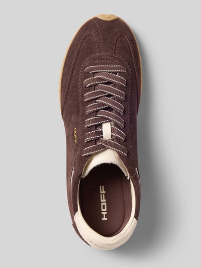 Produktfoto, Sneaker aus echtem Leder mit Logo-Detail Modell 'Bridge' von HOFF in Braun mit weißem Logo, abgerundete Passform, Schnürverschluss, leicht profilierte Sohle, Absatzhöhe 1 cm, Schafthöhe 8 cm, Schaftweite 9 cm, Draufsicht, neutrale grau Hintergrund, strukturierte Oberfläche