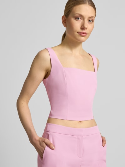 Vrouwenmodel draagt Cropped Top met Karree-hals en ritssluiting achter van Jake*s Cocktail, roze, aansluitende fit, materiaal-mix met stretch, detailopname bovenlichaam
