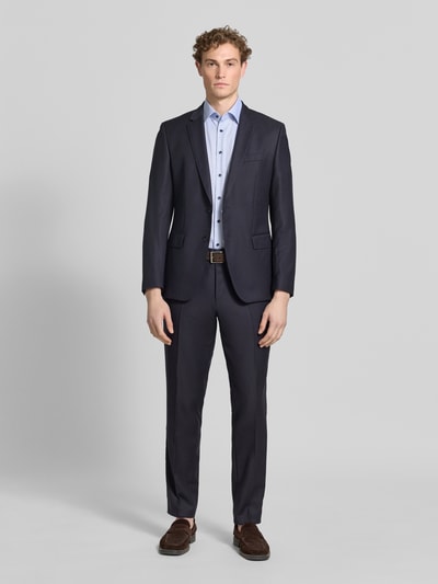 Männermodel trägt Regular Fit Business-Hemd mit Kentkragen von Christian Berg Men in Hellblau, Reine Baumwolle, Ganzkörperansicht von vorne.