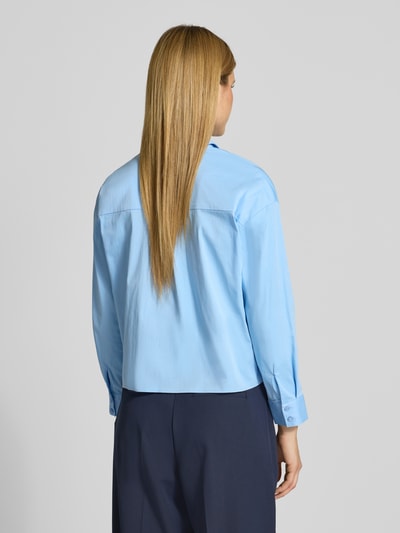 Frauenmodel trägt Regular Fit Bluse mit Pattentaschen von Smith and Soul in Hellblau, Baumwoll-Mix, Rückenansicht, Ganzkörperansicht Rückansicht.
