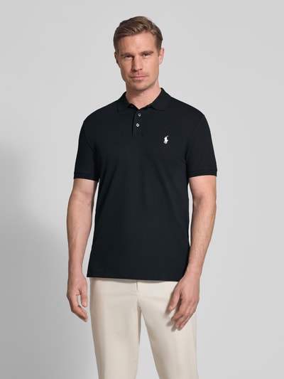 Männermodel trägt Slim Fit Poloshirt aus Baumwoll-Mix von Polo Ralph Lauren, Optik: Unifarben, Logo-Detail, Piqué-Textur, Nahaufnahme Oberkörper.