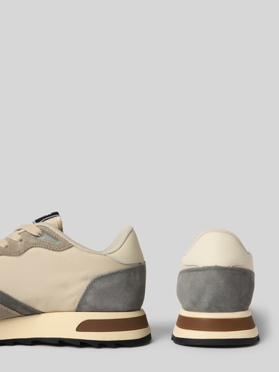 Produktfoto, Sneaker mit Schnürverschluss Modell 'RYDER' von Blauer USA, Material-Mix, abgerundete Spitze, strukturierte Sohle, Label-Detail, beige-graue Farbtöne, Absatzhöhe 4 cm, Schafthöhe 10 cm, Schaftweite 8 cm.