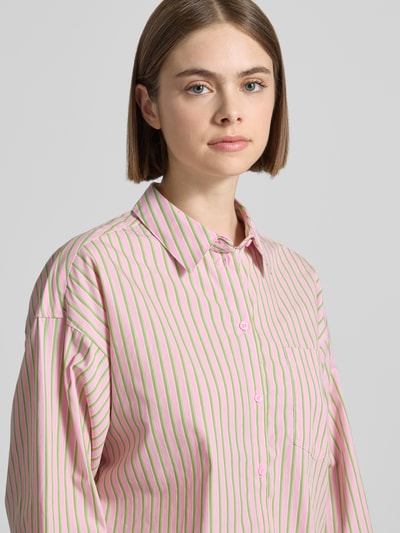 Frauenmodel trägt Relaxed Fit Bluse mit Brusttasche von JJXX aus Reine Baumwolle, Modell JAMIE, Hemdblusenkragen, Nahaufnahme Oberkörper.