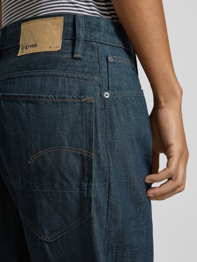 Frauenmodel trägt Loose Fit Jeans aus reiner Baumwolle im von G-Star RAW, dunkelblauer Denim, sichtbare Nähte, Nahaufnahme Rückansicht.