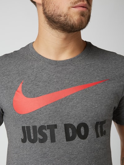 Nike Athletic Cut T-Shirt mit Logo-Print  Mittelgrau 5